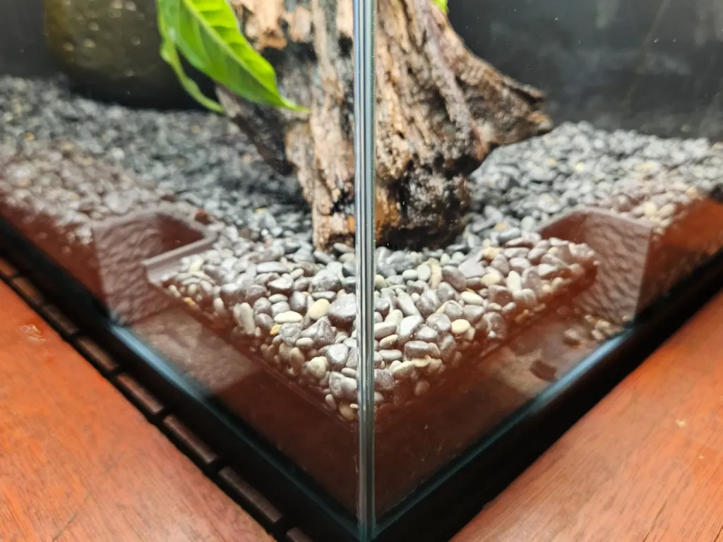 Aquarium Corner Cave